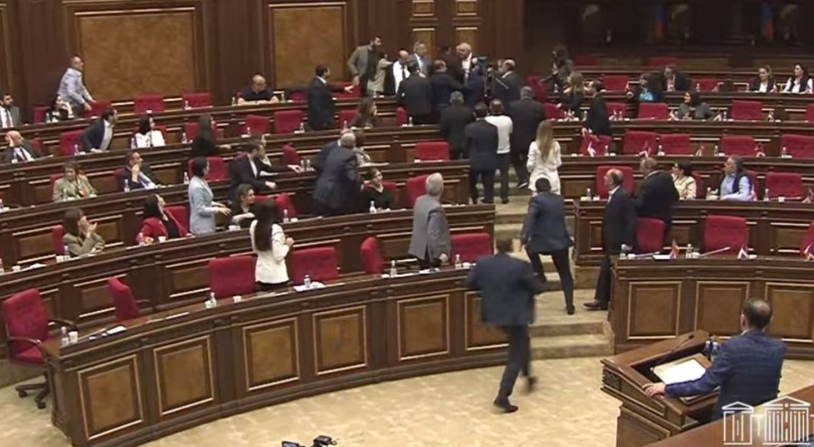 სომხეთის პარლამენტში დეპუტატები ერთმანეთს ფიზიკურად დაუპირისპირდნენ