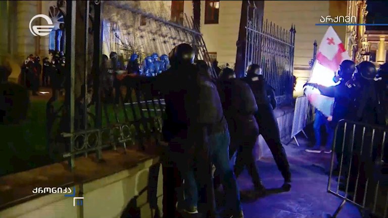 პრეზიდენტის სასახლეზე შტურმს და ხელისუფლების დამხობის მცდელობას საერთაშორისო აქტორები ისევ არ გმობენ