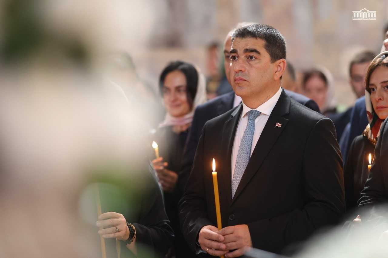 შალვა პაპუაშვილი პარლამენტის წევრებთან ერთად, სვეტიცხოვლობისადმი მიძღვნილ საზეიმო წირვას დაესწრო