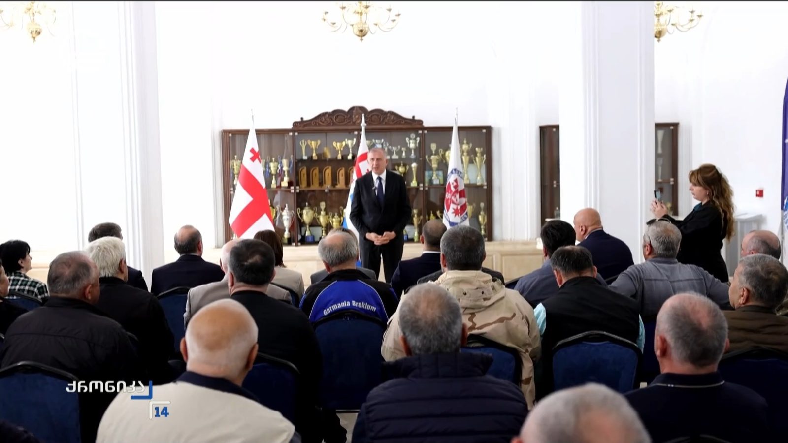 აჭარაში მცხოვრებ ვეტერანებს შეხვდა რეგიონის მთავრობის თავმჯდომარე და ქვეყნის წინაშე გაწეული სამსახურისთვის მადლობა გადაუხადა