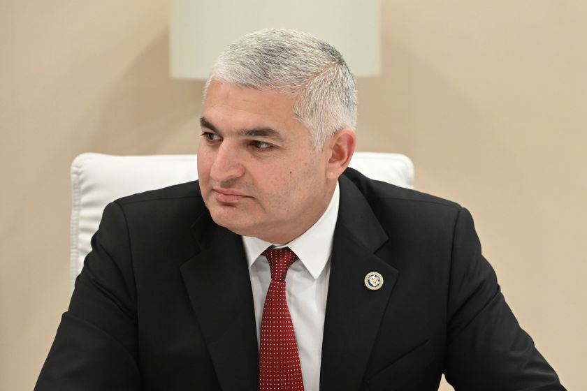 გიორგი სოსიაშვილი: ჩვეულებრივი ამბავია, პერიოდულად, პარტიის საპატიო თავმჯდომარე ხვდება უმრავლესობას, ტარდება პოლიტსაბჭო. რადიკალებმა დახატეს რაღაც აპოკალიფსური სურათი, მაგრამ ეს მათი ხელწერაა