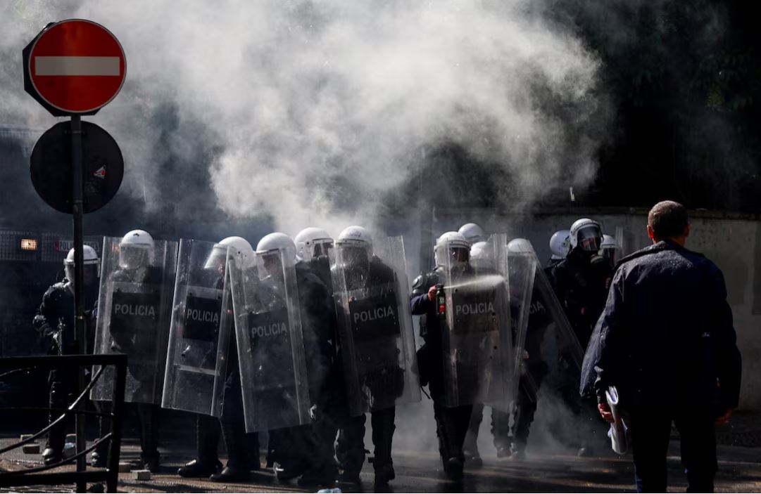 Reuters: ალბანეთში პრემიერის გადადგომის მოთხოვნით საპროტესტო აქციები გრძელდება - დემონსტრანტებმა შენობების ფანჯრები ჩაამსხვრიეს