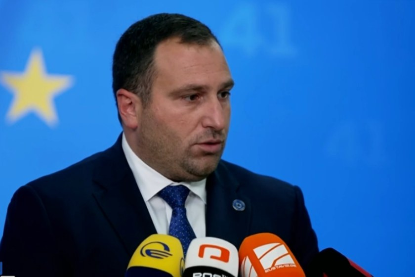 ირაკლი კირცხალია: მინდა მადლობა გადავუხადო პოლიტსაბჭოს თითოეულ წევრს, საპატიო თავმჯდომარეს, პარტიის თავმჯდომარეს. ორმაგი შემართებით გავაგრძელებ პოლიტსაბჭოს წევრებთან მუშაობას