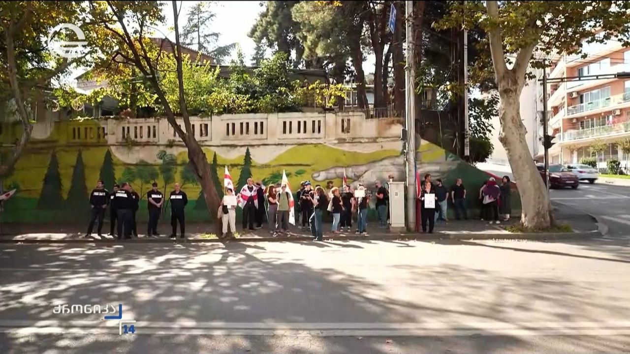 პოლიტსაბჭოსა და უმრავლესობის სხდომის პარალელურად, ოპოზიცია და მისი მხარდამჭერები აქციას მართავენ