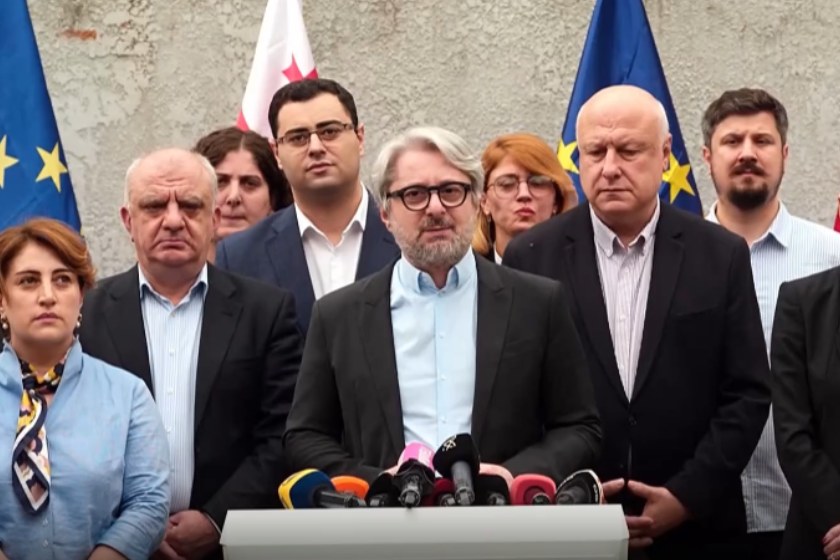 ოპოზიცია უცხოელების იმედად - კონსტიტუციური სარჩელის განხილვის დაწყებამდე ერთი დღით ადრე, ოპოზიციური პარტიების წარმომადგენლები ბრიტანეთის საელჩოში მივიდნენ. „ქრონიკის“ სიუჟეტი