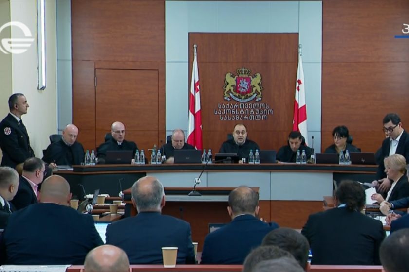 საკონსტიტუციო სასამართლოს პლენუმი, მოსამართლეთა აცილების შუამდგომლობასთან დაკავშირებით, სათათბიროდ გავიდა