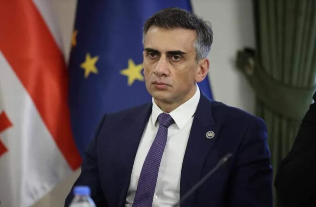 გიორგი კახიანი: ის შუამდგომლობები, რომლებიც აქამდე დააყენა ოპოზიციამ, სამართლებრივად სრულიად გაუმართლებელი იყო და საკონსტიტუციო სასამართლომ შესაბამისი გადაწყვეტილებებიც მიიღო. შთაბეჭდილება რჩება, რომ ამ შუამდგომლობების დაყენებას უფრო პროცესის დროში გაწელვის მიზანი აქვს, ვიდრე კონკრეტულ შედეგზე გასვლა