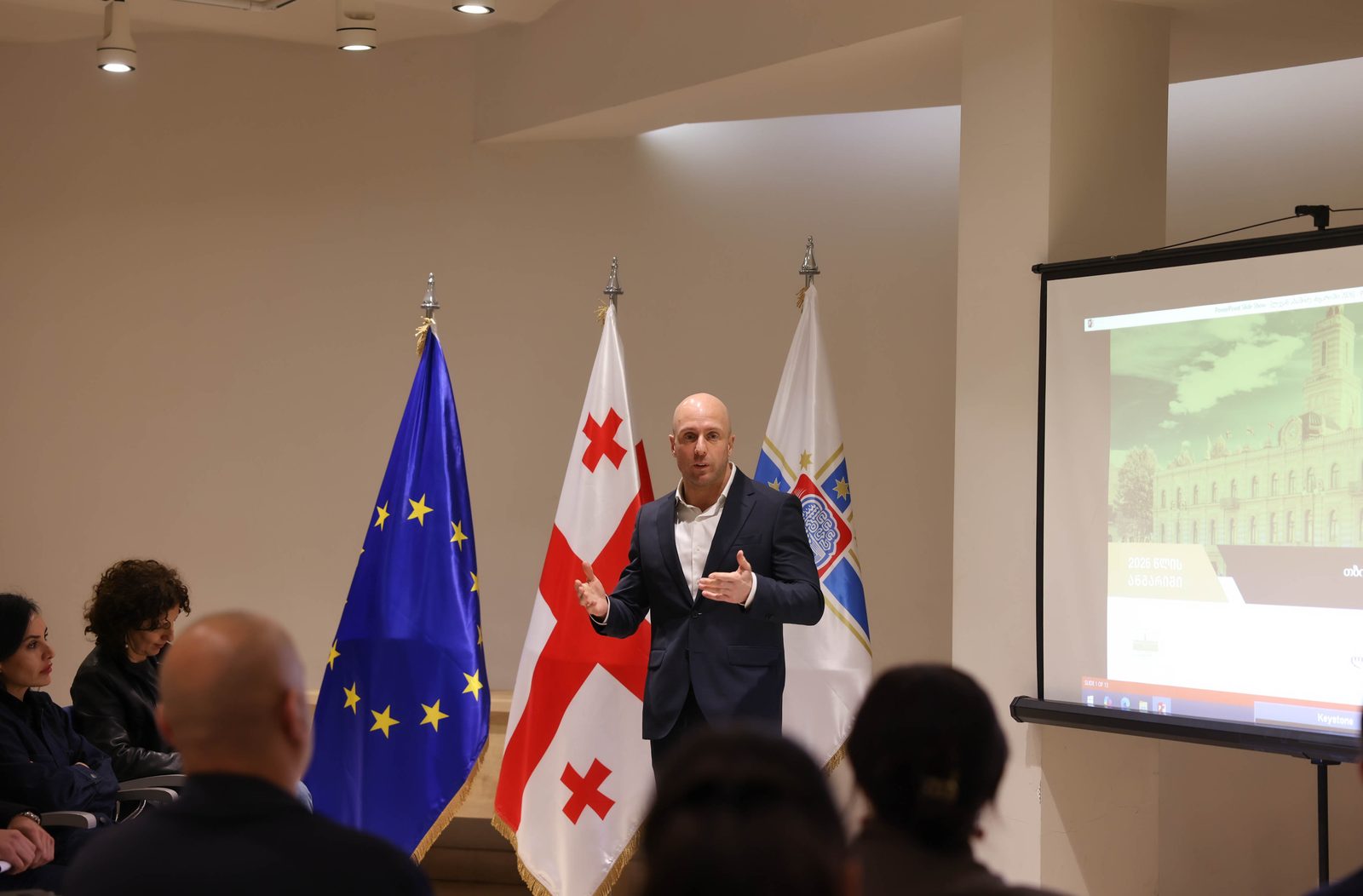თბილისის საკრებულოს სახელდებისა და სიმბოლიკის კომისიის თავმჯდომარემ ლევან აბაშიძემ ერთწლიანი მუშაობის ანგარიში წარმოადგინა