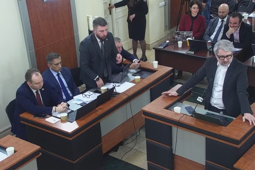 არჩილ გორდულაძე ნიკა გვარამიაზე: ბატონო მოსამართლევ, ახლა ჩვენ აქ ვისმენთ ერთ-ერთი მხარის წარმომადგენლის ბენეფისს. ჩვეულებრივ პოლიტიკურ განცხადებებს აკეთებს. ეს არის თავისი პოზიციის დაფიქსირება, შეფუთული ვითომ შუამდგომლობით