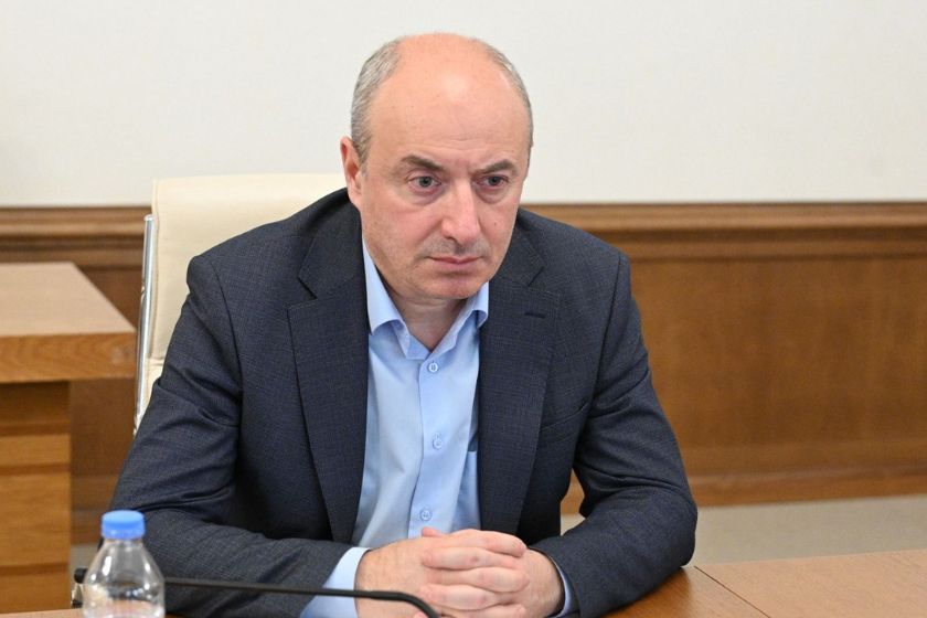 გურამ მაჭარაშვილი: კომენდანტის საათით რომ მართავ პროცესებს, იქ არის დემოკრატია და საქართველოში, სადაც მაქსიმალურად მართავდნენ ძალოვანი უწყებები პროცესებს, აქ არის დემოკრატიის უკუსვლა?! ახლა ჩვენ რა ვქნათ, გამოვიდეთ და ვთქვათ, რომ საფრანგეთში დემოკრატია უკან მიდის და შავი დღე გაუთენდა საფრანგეთის დემოკრატიას?!