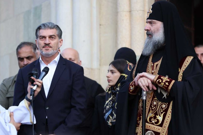 საქართველოს პრეზიდენტი, მიხეილ ყაველაშვილი შუახევის მუნიციპალიტეტის სოფელ ხიჭაურში, ივერიის ყოვლადწმინდა ღვთისმშობლის ხატის სახელობის ტაძარში, სრულიად საქართველოს კათოლიკოს-პატრიარქის, შიო III-ის მიერ ახალნათელღებულთა დალოცვის ცერემონიას დაესწრო