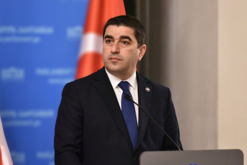 შალვა პაპუაშვილი: ჩვენ სამწუხაროდ ვხედავთ ევროკომისიის უმწიფარ საგარეო პოლიტიკას, მათ შორის კანდიდატი ქვეყნების მიმართ. ამ უმწიფარ პოლიტიკას სანამ არ შეცვლის ევროკომისია, რთულია წარმოვიდგინოთ, რომ რაიმე კონსტრუქციული ნაბიჯები იყოს მათი მხრიდან
