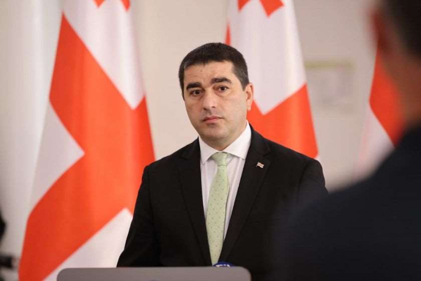 შალვა პაპუაშვილი: ჩვენ შეგვიძლია, ავაშენოთ თანამედროვე სკოლები, შევქმნათ ახალი პროგრამები, გამოვიყენოთ საუკეთესო ტექნოლოგიები, მაგრამ საბოლოოდ განათლების ხარისხს განსაზღვრავს ადამიანი. ამ თვალსაზრისით მასწავლებლის პროფესია სახელმწიფოს მშენებლობის ერთ-ერთი ყველაზე უშუალო ფორმაა