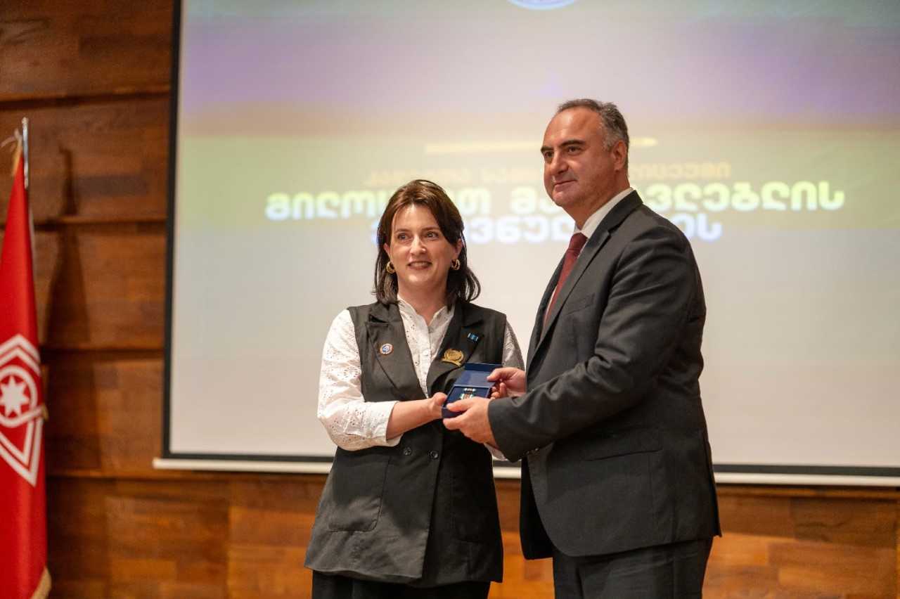 საქართველოს თავდაცვის ძალების გენერალ გიორგი კვინიტაძის სახელობის კადეტთა სამხედრო სკოლაში მასწავლებლის ეროვნული დღისადმი მიძღვნილი ღონისძიება გაიმართა