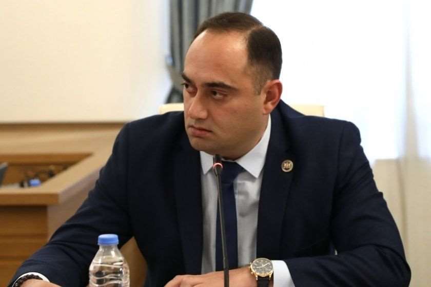 ზურაბ ქადაგიძე ანა წითლიძეზე: ბატონი თენგიზი დედის ორმოცის გამო ვერ ესწრება სასამართლო სხდომას და ეს არარაობა ქილიკობს... არ უნდა აიკრძალოთ კი არა, აუცილებლად უნდა გაქრეთ, პოლიტიკური სივრციდან