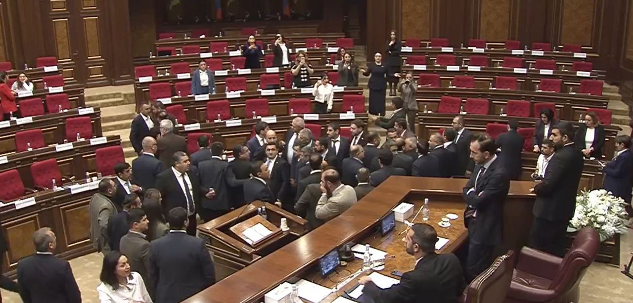 სომხეთის პარლამენტში მმართველი პარტიის დეპუტატებსა და ოპოზიციას შორის ფიზიკური დაპირისპირება მოხდა