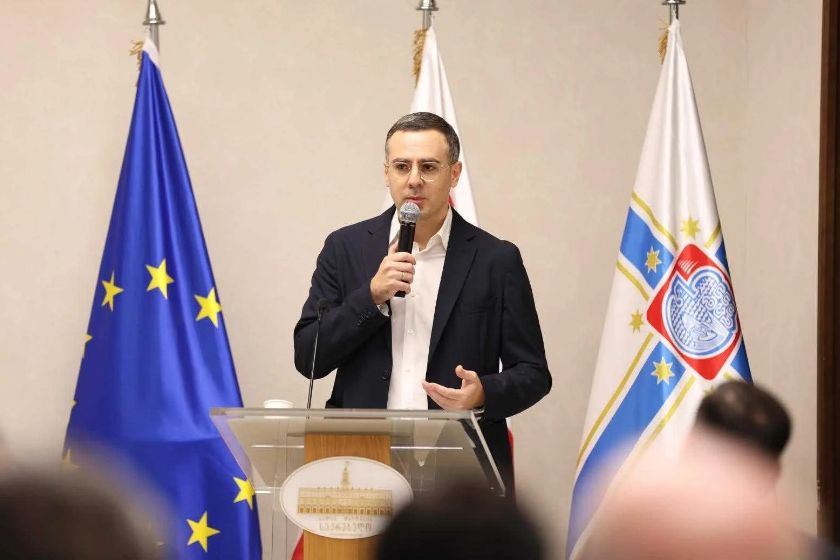 ალექსანდრე ასათიანმა საკრებულოში ერთი წლის საქმიანობის ანგარიშის წარდგენისას ისაუბრა ოთხ საჯარო სკოლაში - N41, N54, N55 და N137 - მიმდინარე ინფრასტრუქტურულ სამუშაოებზე, რაც მოიცავს გარე და შიდა საკანალიზაციო ქსელების, სახურავების, სპორტული მოედნების, დასასვენებელი სივრცეებისა და სკოლის ეზოების მოწესრიგებას