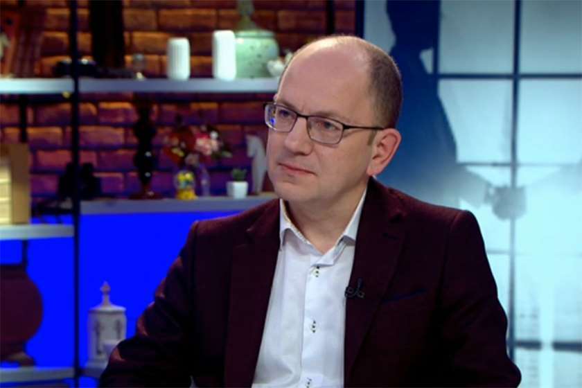 გია აბაშიძე: „გახაროიდების“ კლასტერის ერთ-ერთი კომიკური პერსონაჟის, ანა ბუჩუკურის, მორიგი „გენიალური“ აღმოჩენა — თურმე დეპუტატ არჩილ გორდულაძის მიერ სასტუმროში ბრიფინგის გამართვა ყოფილა დასაცინი და „პიარულად" წამგებიანი. საინტერესოა, ამ სიბრიყვის ტირაჟირების დავალებაც გერმანიიდან გაქცეული „დამბოლებელი“ გახარიასგან მიიღო?