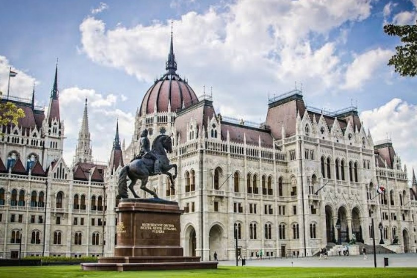 Bloomberg: უნგრეთი აშშ-ს რუსული ნავთობის შესყიდვის გამო სანქციებისგან გათავისუფლების გაგრძელებას სთხოვს