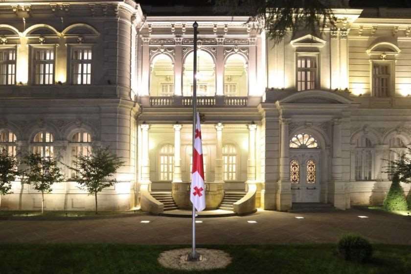 სოხუმის დაცემიდან 33 წლისთავთან დაკავშირებით და აფხაზეთის ომში დაღუპულთა ხსოვნისადმი პატივის მისაგებად, საქართველოს პრეზიდენტის სასახლეზე სახელმწიფო დროშა დაეშვა