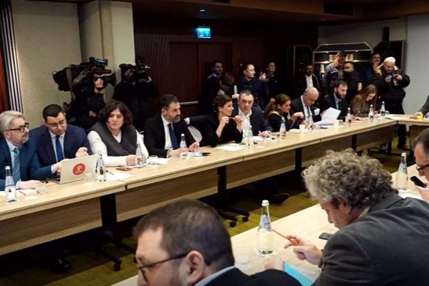 მორიგი დაპირისპირება ოპოზიციურ ფლანგზე - პოლიტიკოსებს შორის ურთიერთბრალდებები მედიაში და სოციალურ ქსელებში შეურაცხმყოფელ რიტორიკაში გადაიზარდა
