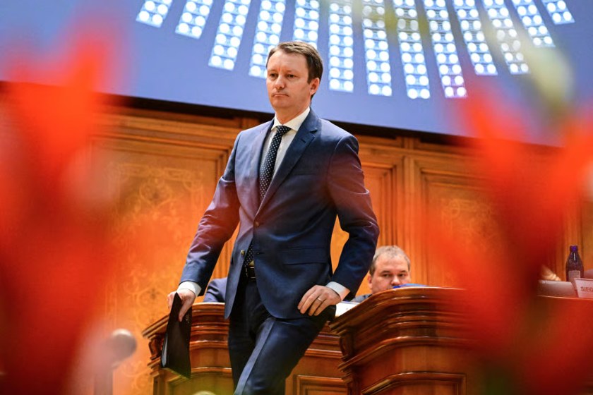 POLITICO: რუმინეთის პარლამენტმა მთავრობის ახალ შემადგენლობას ნდობა არ გამოუცხადა. ქვეყანაში პოლიტიკური კრიზისი ღრმავდება