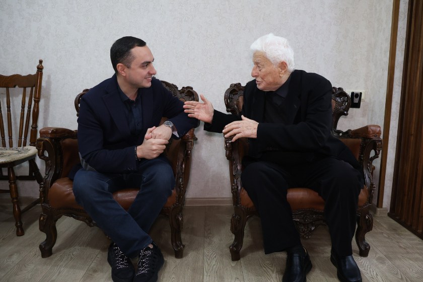 გიორგი ჯინჭარაძემ აფხაზეთიდან დევნილ 100 წლის ვეტერანს დაბადების დღე მიულოცა