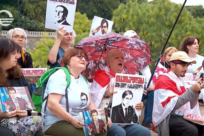 IRI-ის კვლევის შედეგების ვიზუალური დადასტურება - „ნაცმოძრაობის“ ჩავარდნილი გეგმა და მცირერიცხოვანი აქცია სააკაშვილისთვის. „ქრონიკის“ სიუჟეტი