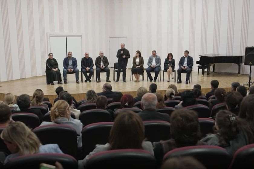 გივი მიქანაძე ხაშურის მუნიციპალიტეტის საჯარო სკოლების მოსწავლეთა მშობლებს, მასწავლებლებსა და სასკოლო საზოგადოების წარმომადგენლებს შეხვდა