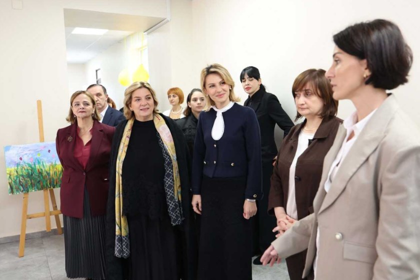 საქართველოს პირველმა ლედიმ, თამარ ბაგრატიონმა, ბათუმის №26 საჯარო სკოლასთან არსებული ინკლუზიური განათლების ცენტრი მოინახულა