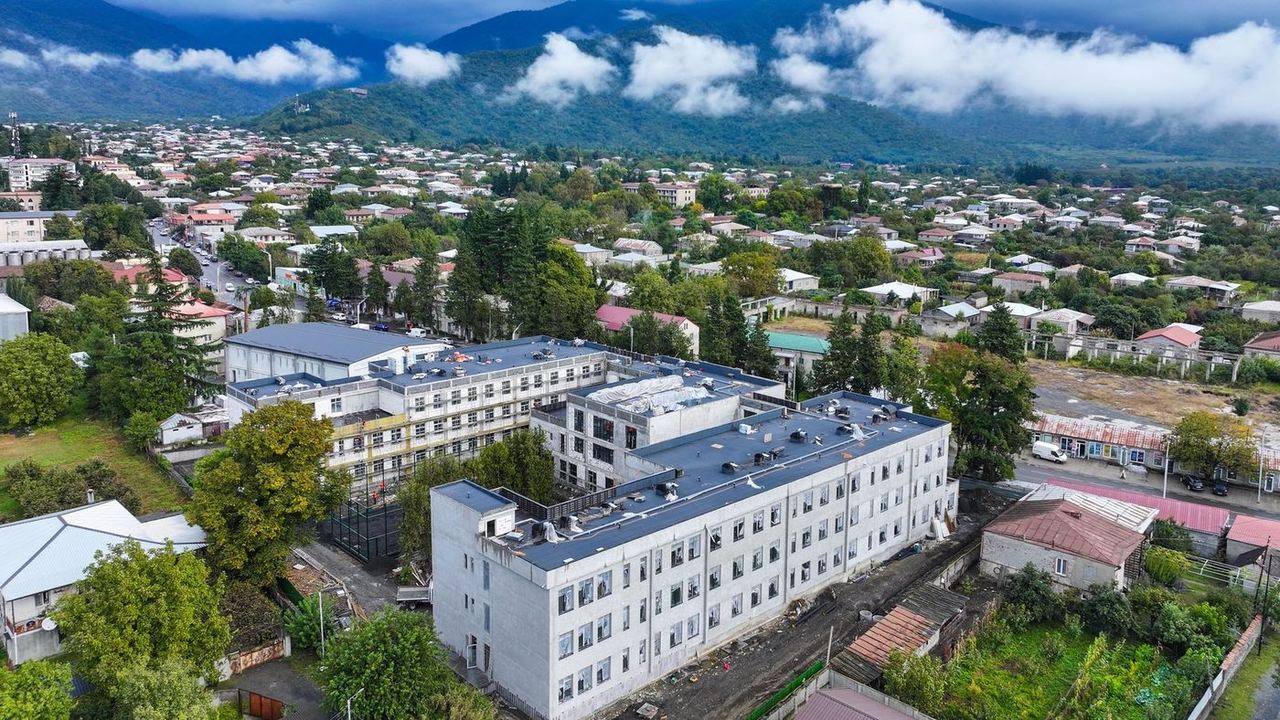 ყვარელში ილია ჭავჭავაძის სახელობის №1 საჯარო სკოლის სამშენებლო სამუშაოები აქტიურად მიმდინარეობს