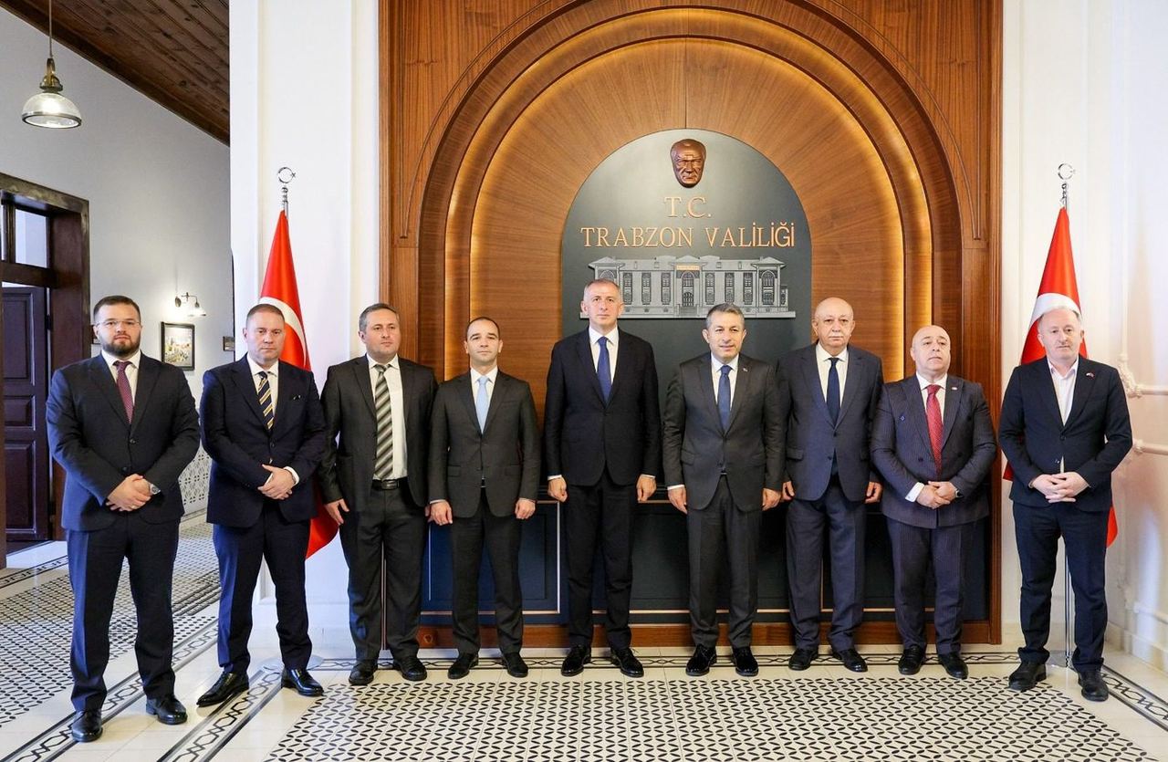 აჭარის მთავრობის თავმჯდომარე ზურაბ პატარაძე თურქეთის რესპუბლიკაში ვიზიტის ფარგლებში, ტრაპიზონის პროვინციის გუბერნატორს თაჰირ შაჰინს შეხვდა