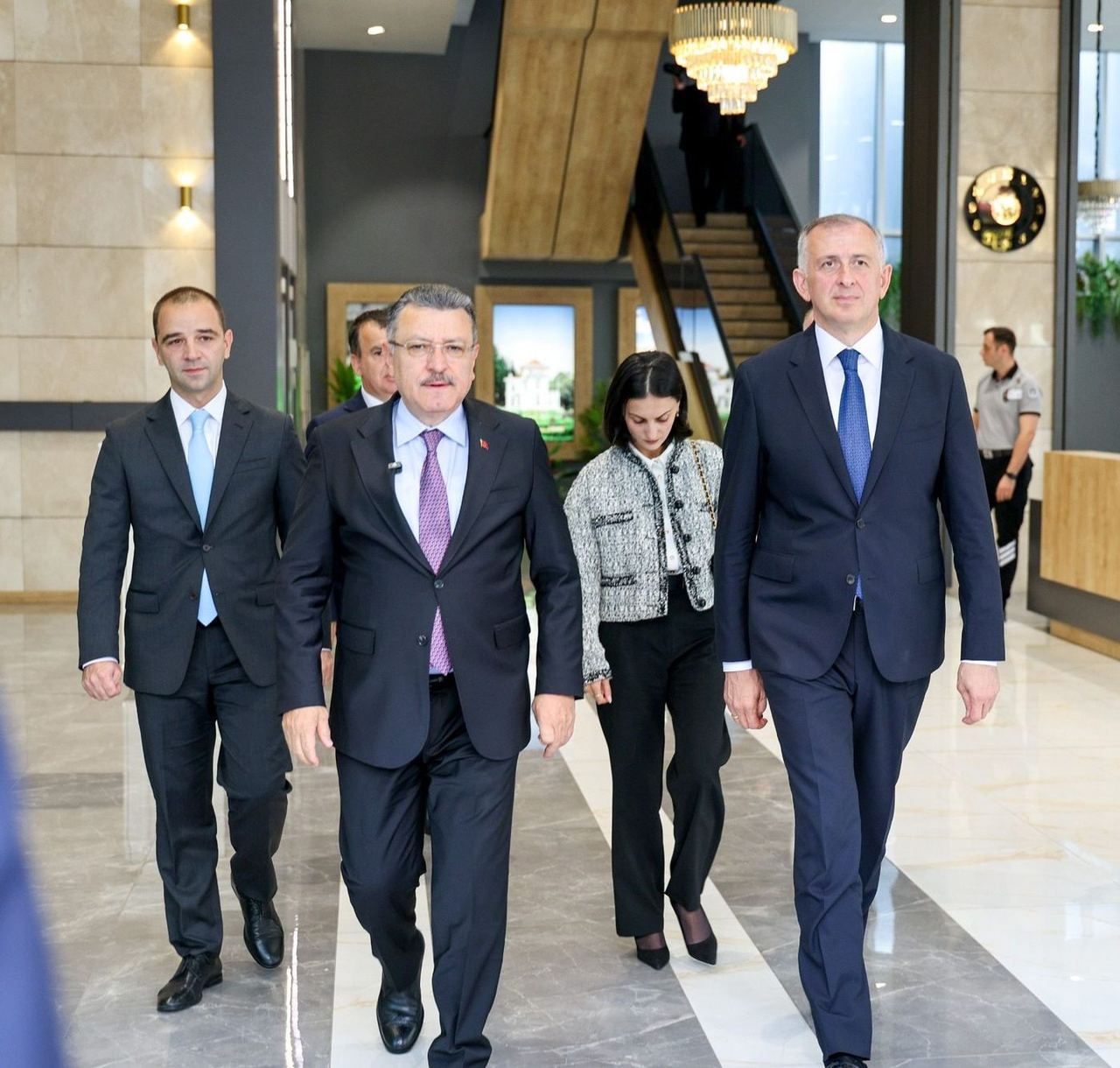 აჭარის მთავრობის თავმჯდომარე ზურაბ პატარაძე ბათუმის მერთან, გიორგი ცინცაძესთან ერთად, ტრაპიზონის მერს, აჰმეთ მეთინ გენჩს შეხვდა