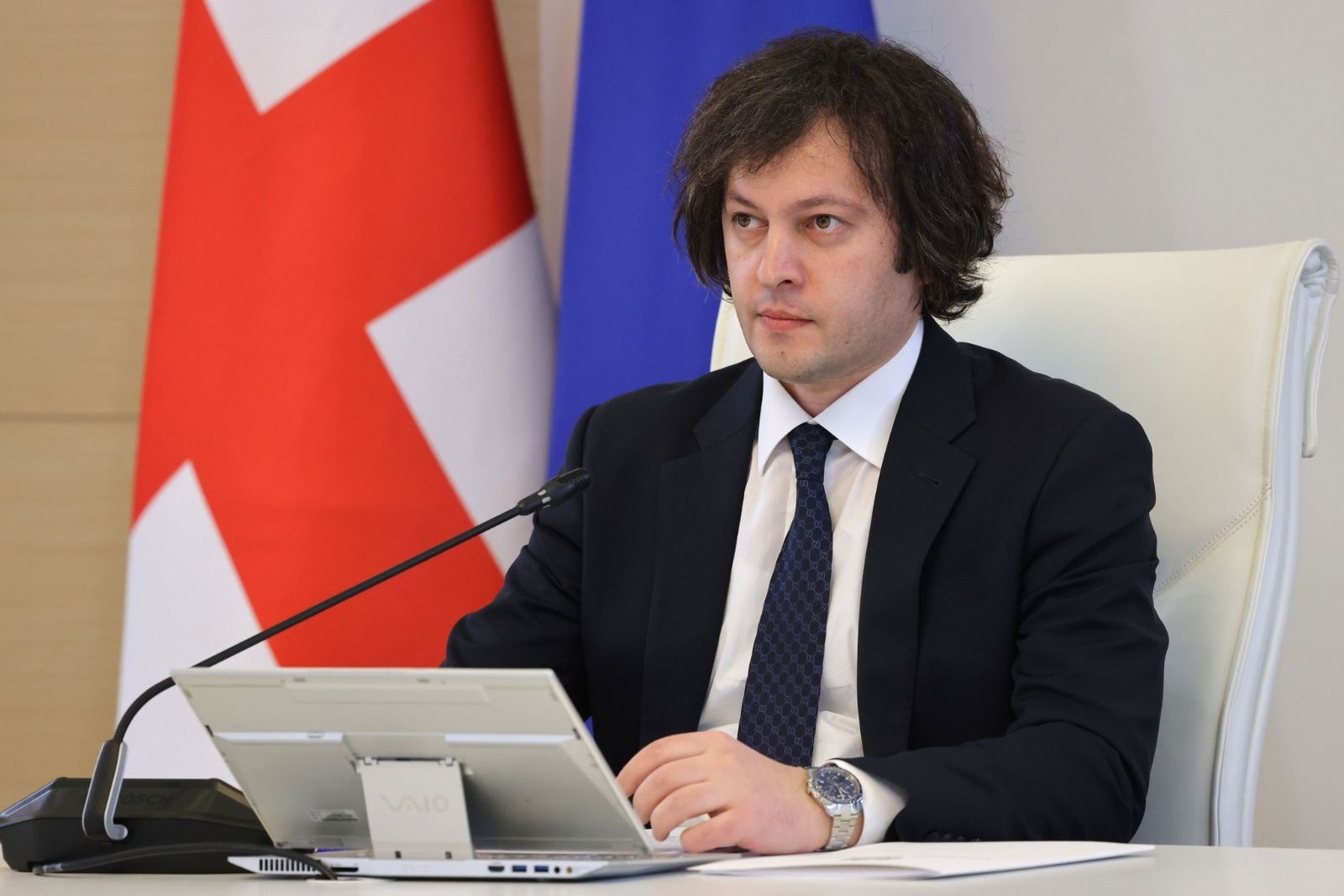 პრემიერი ჯო უილსონზე: უნდა დავიცვათ უდანაშაულობის პრეზუმფცია, მაგრამ როდესაც კონკრეტული ადამიანი, პოლიტიკოსი ამდენ აბსურდულ განცხადებას აკეთებს, მაგალითად საქართველოსთან დაკავშირებით, აშკარაა, რომ ამის უკან რაღაც უნდა იდგეს; კონკრეტულად რა იდგა ამის უკან, დაადგენს შესაბამისი ამერიკული გამოძიება