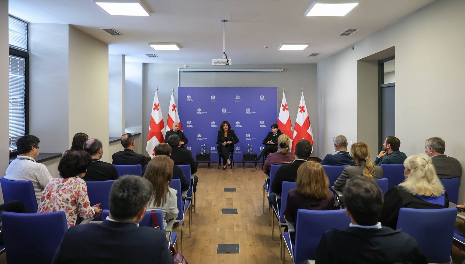 კულტურის მინისტრი მაია ბითაძე სამინისტროს სისტემაში შემავალი ანსამბლებისა და მუსიკალური ცენტრების წარმომადგენლებს შეხვდა