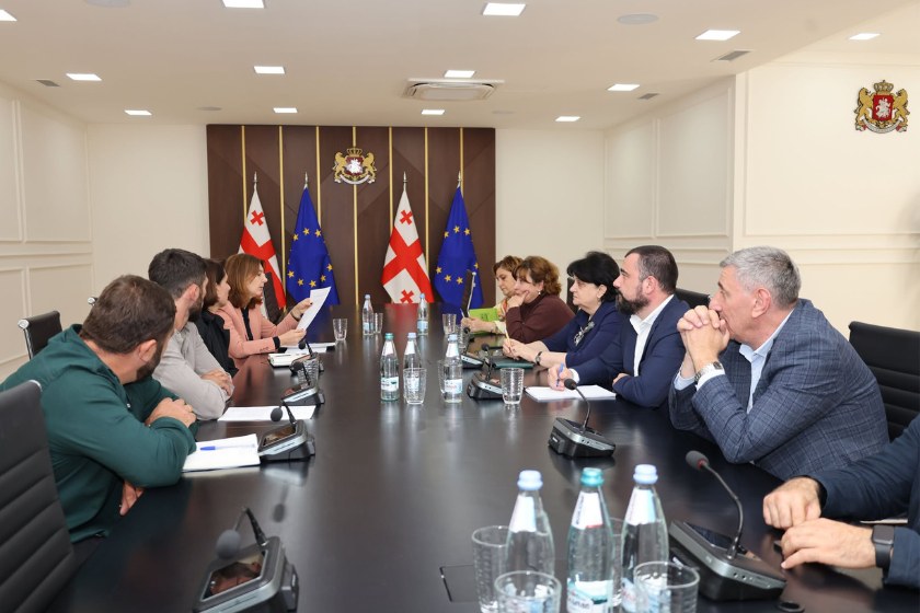 ლაშა ავალიანი რაჭული ლორის მწარმოებელთა ასოციაციის წარმომადგენლებს შეხვდა