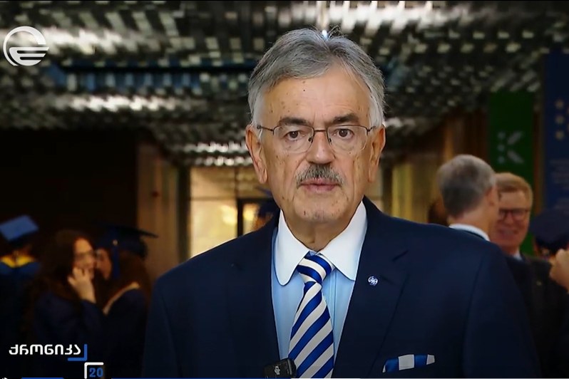 ქუთაისის საერთაშორისო უნივერსიტეტის საპატიო პრეზიდენტი: დაახლოებით 6 წლის წინ ბატონ ივანიშვილს ჰქონდა შესანიშნავი იდეა და ინიციატივა დაეფუძნებინა ეს უნივერსიტეტი და მხარი დაეჭირა მისთვის საქველმოქმედო ფონდ „ქართუს“ მეშვეობით