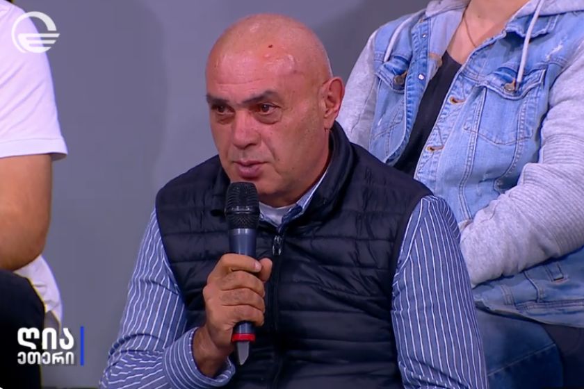 ყოფილი პატიმარი ვუგარ ალიევი „ნაციონალური მოძრაობის“ მმართველობის პერიოდის ციხეზე: ორი „დუბინკით“ მოდიოდნენ - ერთს ეწერა „ანალგინი“, მეორეს - „ბანალგინი“ და გეკითხებოდნენ, რომელი გინდაო - 15 კაცი აბანოში სცემდა