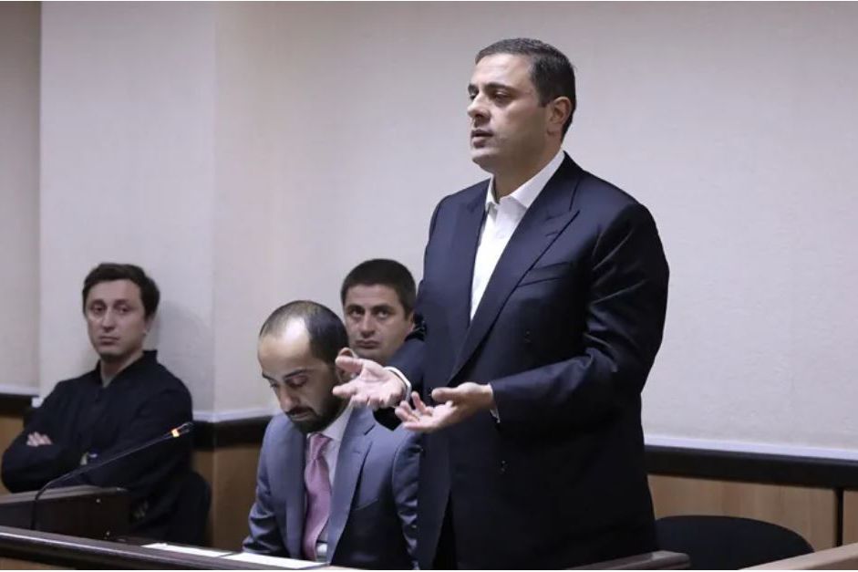 პროკურატურა: რომეო მიქაუტაძემ აღიარა ჩადენილი დანაშაული, ითანამშრომლა გამოძიებასთან, მოინანია, აანაზღაურა ზიანი და პროკურატურას საპროცესო შეთანხმების გაფორმების თაობაზე მომართა, რაც სასამართლომ დაამტკიცა
