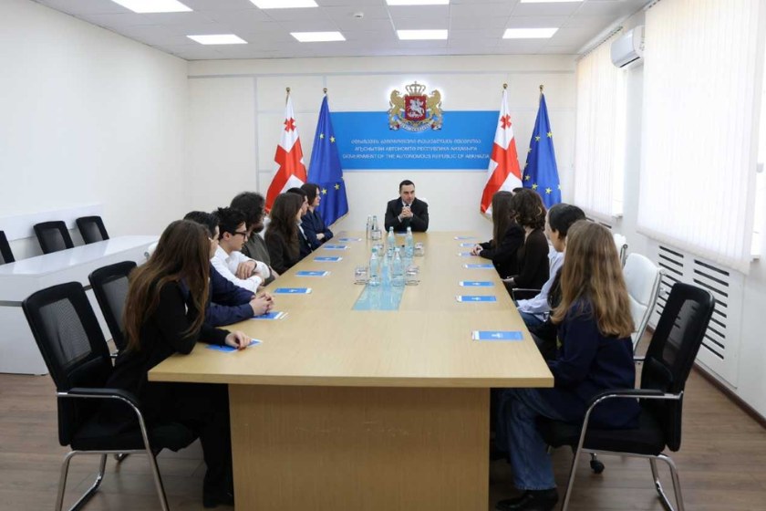 გიორგი ჯინჭარაძე ანაზღაურებადი სტაჟირების პროგრამით შერჩეულ ახალგაზრდებს შეხვდა