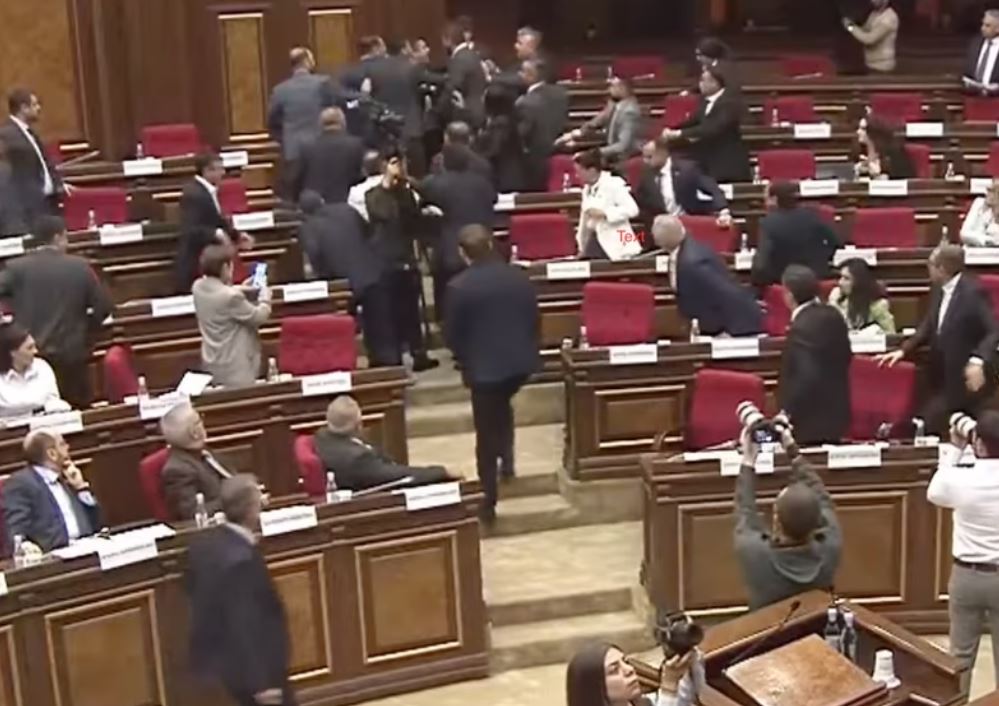 სომხეთის პარლამენტში დეპუტატები ერთმანეთს ფიზიკურად დაუპირისპირდნენ