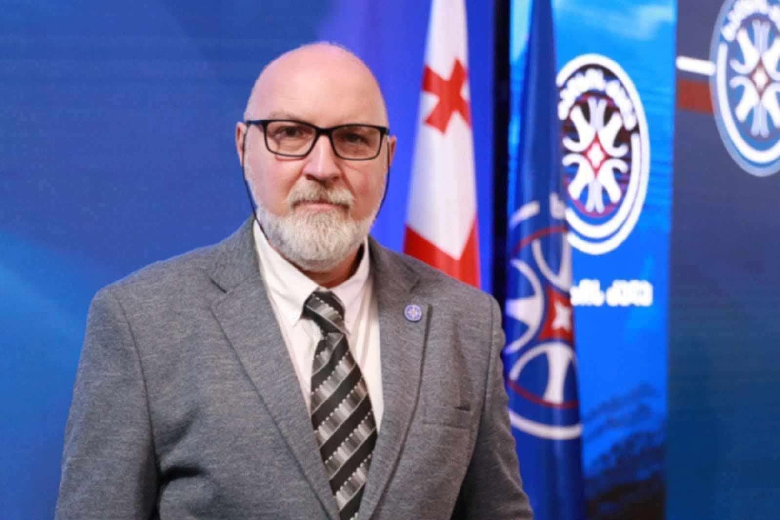 დავით ქართველიშვილი: პოპულისტების მთავარი კოზირი ის ზღაპარია, თითქოს საკმარისია პარლამენტის დათხოვნა და მინისტრებისთვის ხელფასების ჩამორთმევა, რომ ქართველი პენსიონერის პენსია ევროპელისას გაუთანაბრდეს
