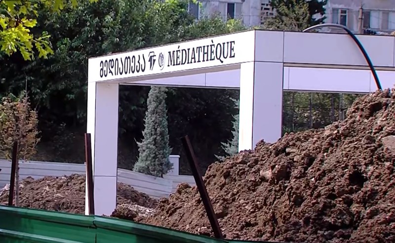ზღვის უბნის ახლად გახსნილ პარკში სამუშაოები მიმდინარეობს - გადათხრილია მედიათეკის ტერორია