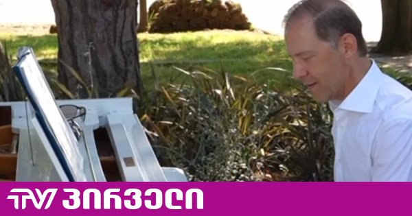 ვიზიტი ოკუპირებულ აფხაზეთში - რუსეთის ვიცე-პრემიერმა სოხუმის სანაპიროზე გაისეირნა და როიალზე დაუკრა