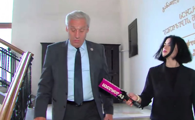 კობახიძისგან განსხვავებით, "ოცნების" დეპუტატი ამბობს, რომ კორუფცია ღარიბაშვილამდეც იყო და ახლაც არის