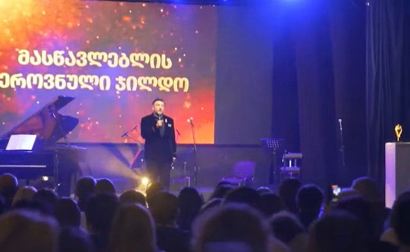 მასწავლებლების დაჯილდოების ღონისძიებისთვის 900 ათას ლარამდე დაიხარჯება - ექსპერტები თანხის არარაციონალურ ხარჯვაზე საუბრობენ