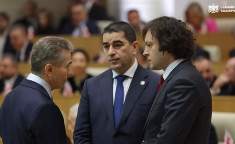 პაპუაშვილი განმარტავს, რაზე იქნება მსჯელობა ხვალ, უმრავლესობის სხდომაზე, რომელსაც ივანიშვილიც დაესწრება