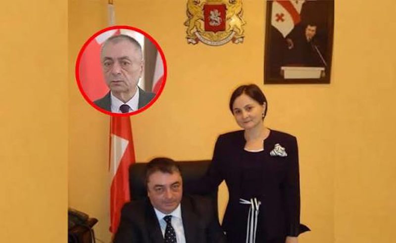 თენგიზ შარმანაშვილს საკონსტიტუციო სასამართლოში მოუწია აეხსნა, რატომ ეკიდა კაბინეტში სააკაშვილის ფოტო