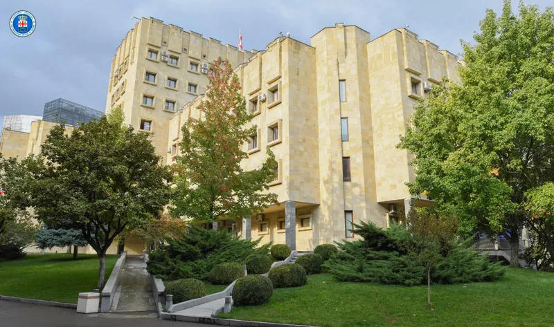 წვევამდელების მიერ სამხედრო სამსახურისთვის თავის არიდებაში, დოკუმენტების გაყალბების და გამოყენებაში დახმარების, ასევე ჯგუფის მიერ ჩადენილი თაღლითობის ფაქტებზე ბრალდებული სასამართლომ დამნაშავედ ცნო