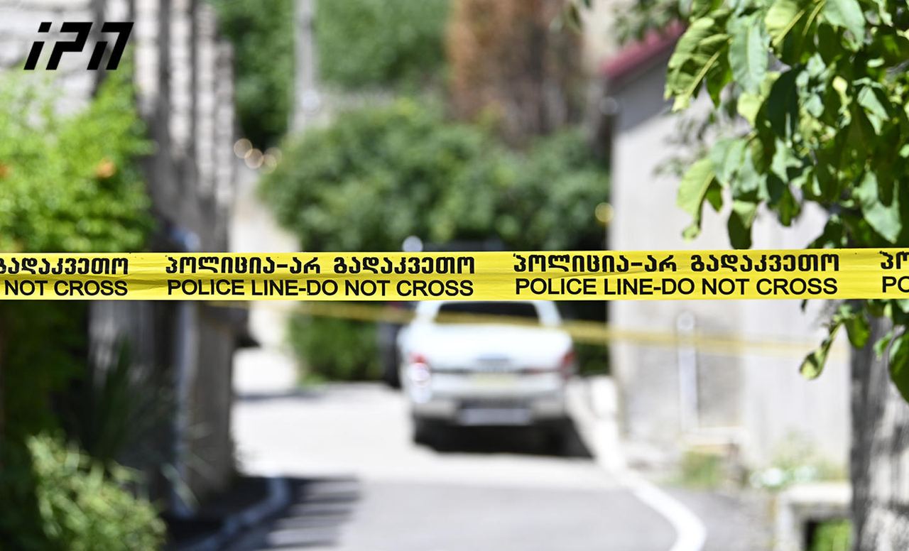 შსს - თბილისში რამდენიმე პირს შორის ურთიერთშელაპარაკება ფიზიკურ დაპირისპირებაში გადაიზარდა, რა დროსაც ერთ-ერთმა ბრალდებულმა ცივი იარაღით კონფლიქტში მონაწილე 2 პირი დაჭრა - პოლიციამ 3 პირი დააკავა